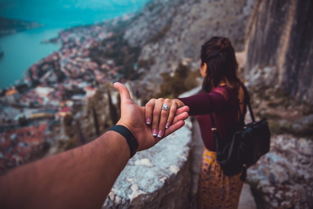 Photo Holding hands